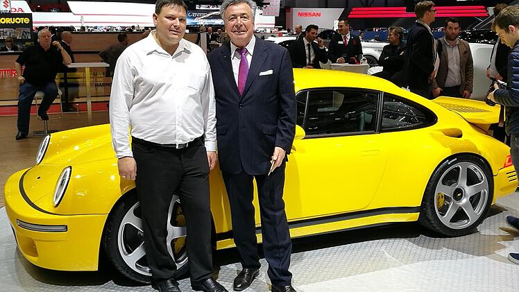 Timo Michel (l.) und sein Team sorgten dafür, dass der gelbe Flitzer aus Alois Rufs Sportwagenschmiede rechtzeitig für Genf fertig wurde. Foto: Ruf