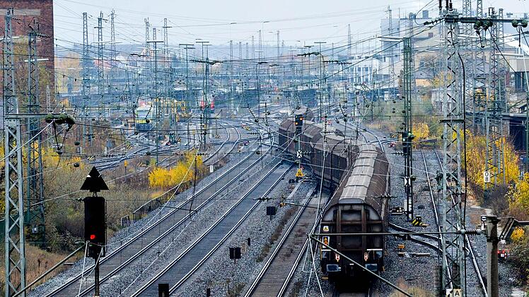 Der neueste Vorschlag in der Bamberger Bahndebatte:  ein zwölf Kilometer langer Güterzugtunnel auf der Bestandsstrecke.  Ronald RInklef