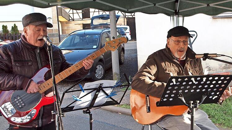 J&uuml;rgen Thorandt (links) und Manfred Niewelt trugen zusammen mit Willy P&ouml;hner (nicht im Bild) weihnachtliche Lieder vor.