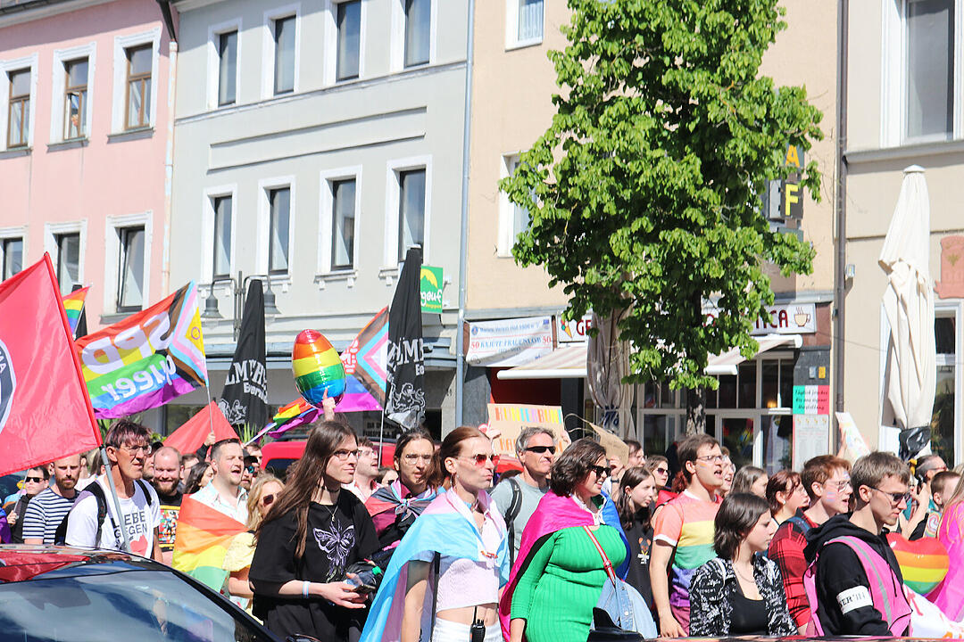 Mit über 1000 Besuchern ist der Hofer Christopher Street Day 2025 ein voller Erfolg gewesen. Das sind unsere Highlights gewesen.