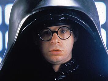 Rick Moranis hat sich in den letzten drei Jahrzehnten fast vollständig aus dem Filmgeschäft zurückgezogen. Feiert er in der Fortsetzung zu "Mel Brooks' Spaceballs" (Bild, erhältlich auf DVD, Blu-ray und als Video-on-Demand) sein Comeback als Lord Helmchen?