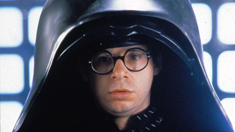 Rick Moranis hat sich in den letzten drei Jahrzehnten fast vollständig aus dem Filmgeschäft zurückgezogen. Feiert er in der Fortsetzung zu "Mel Brooks' Spaceballs" (Bild, erhältlich auf DVD, Blu-ray und als Video-on-Demand) sein Comeback als Lord Helmchen?