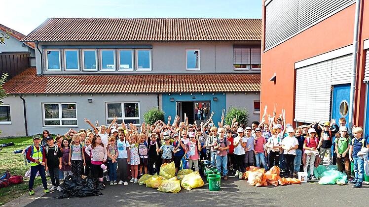 Zweitkl&auml;ssler der Grundschule am M&ouml;nchsturm mit ihren Funden.Kerstin Becker