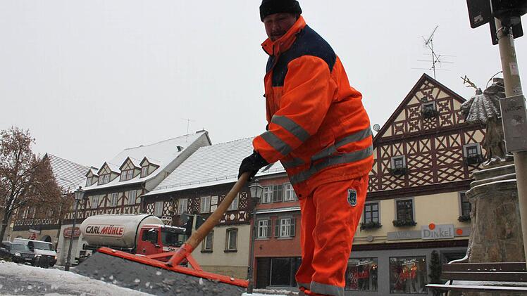 Mit Salz, Kelle und Schaufel gegen das Glatteis: Ralf Grüner beseitigt die Rutschgefahr vor dem Rathaus in Bad Staffelstein. Fotos: Christian Bauriedel