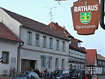 Mitglieder des Gemeinderates verlassen nach Inaugenscheinnahme das von der Gemeinde erworbene Anwesen Marktplatz 7. Dieses soll künftig öffentlich genutzt werden, unter anderem soll das Gemeindearchiv einziehen. Foto: Helmut Will