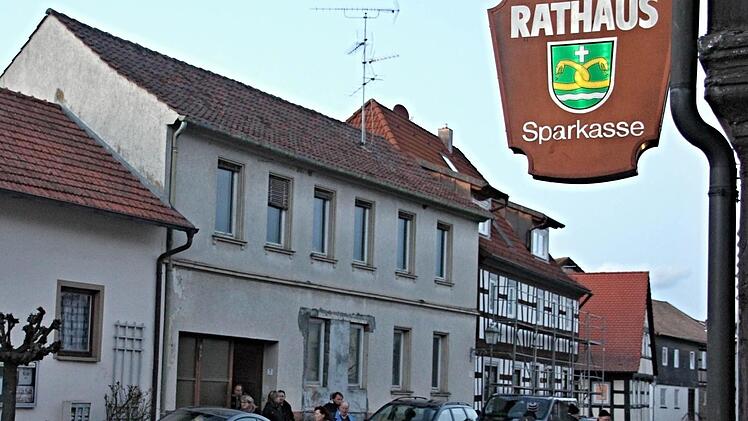 Mitglieder des Gemeinderates verlassen nach Inaugenscheinnahme das von der Gemeinde erworbene Anwesen Marktplatz 7. Dieses soll künftig öffentlich genutzt werden, unter anderem soll das Gemeindearchiv einziehen. Foto: Helmut Will