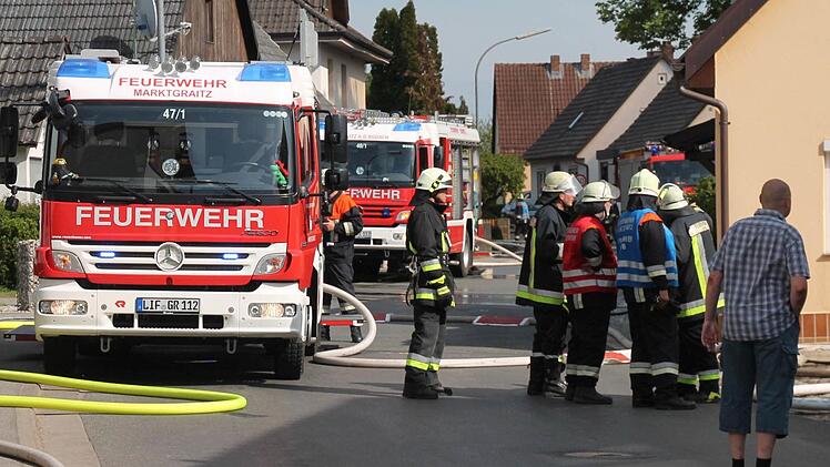 Einsatzkräfte beim Großbrand des Bauernhofs in Trübenbach. Foto: Herbert Fischer