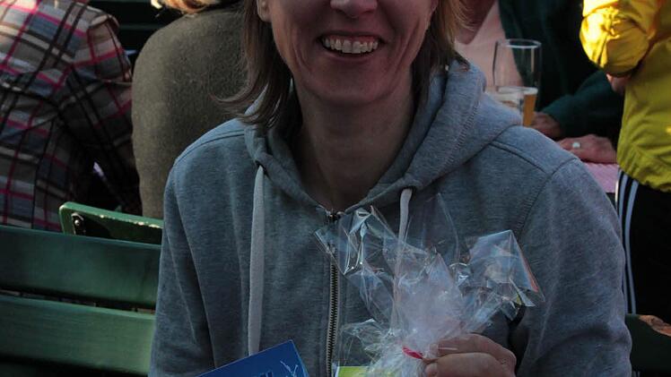 Kerstin Staubach freut sich über die Geschenke der Teilnehmer. Foto: Sabrina Friedrich