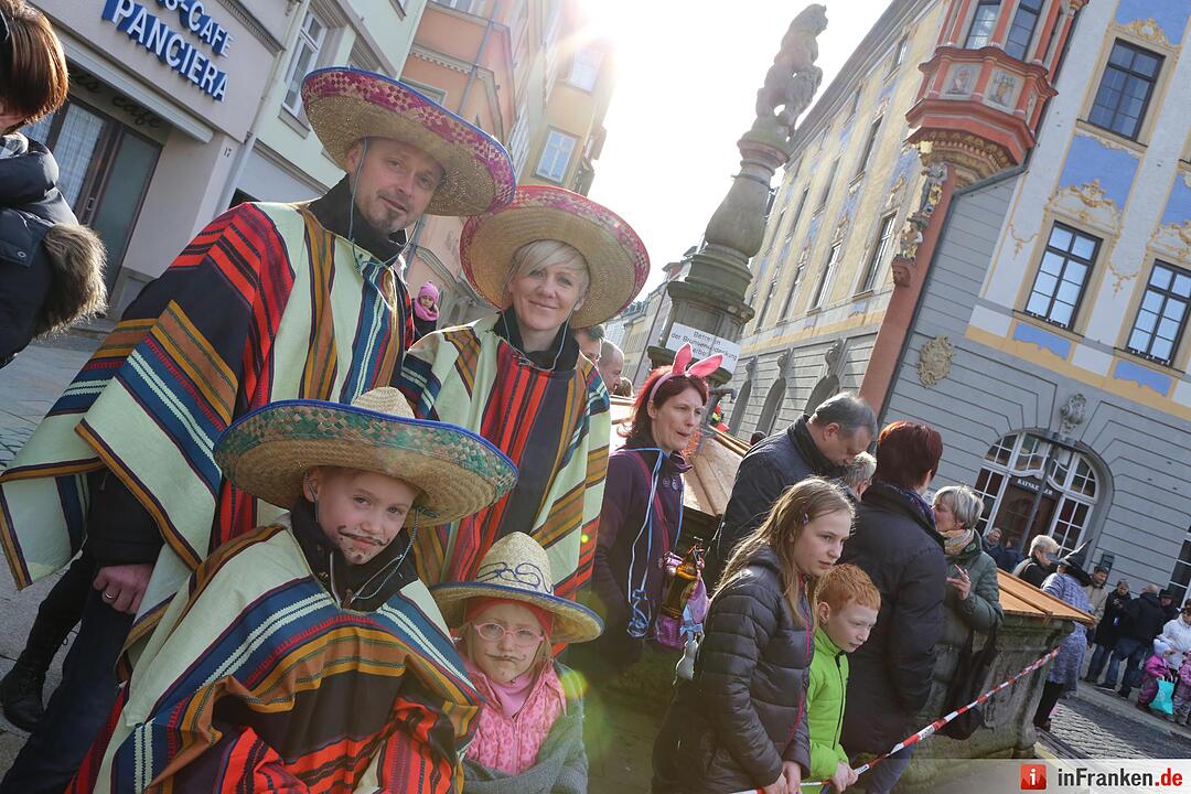 Gaudiwurm: Narren feiern in Coburg