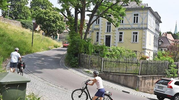 Noch scheint das Idyll an der Sutte ungetrübt. Schon im Frühling 2018 werden Baumaschinen den Straßenzug in eine unüberwindliche Baustelle verwandeln.  Foto: Ronald Rinklef