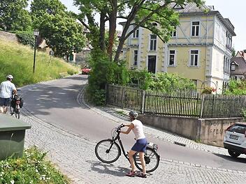 Noch scheint das Idyll an der Sutte ungetrübt. Schon im Frühling 2018 werden Baumaschinen den Straßenzug in eine unüberwindliche Baustelle verwandeln.  Foto: Ronald Rinklef