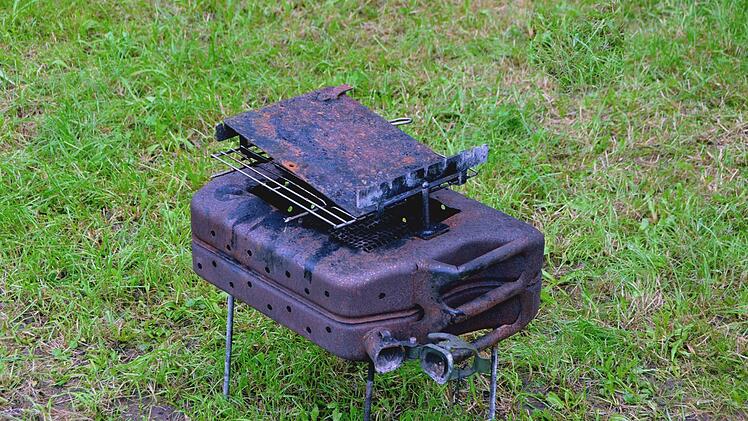 Abenteurer und Weltenbummler haben sich beim Globetrotter-Treffen vom feuchten Wetter nicht die Stimmung vermiesen lassen. Ein Ländersammler liest aus seinem neuen Buch. Foto: Peter Rauch