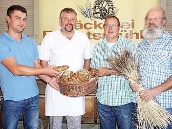 Aus Sondernauer und Weisbacher Urgetreide wird in Bischofsheim Ackerritterbrot und Urspitz. Die drei Landwirte Michael Tulit (links), Peter Friedrich (zweiter von recht) und Rudolf Wappes (rechts) bauen die Urgetreide Emmer, Waldstaudenroggen und Dinkel an. Bäckermeister Manfred Enders von der Degetsmühle hat nach längerem Tüfteln die beiden Vollkornprodukt kreiert.  Foto: Marion Eckert