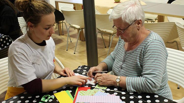 Marie Martyn (links) erkl&auml;rt Ella Gurland wie ein Osterkranz aus Papiereiern gebastelt wird