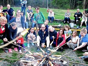 Stockbrot über dem Lagerfeuer zu rösten, das machte allen Teilnehmern des Abenteuerlandes besonderen Spaß. Foto: Günther Geiling