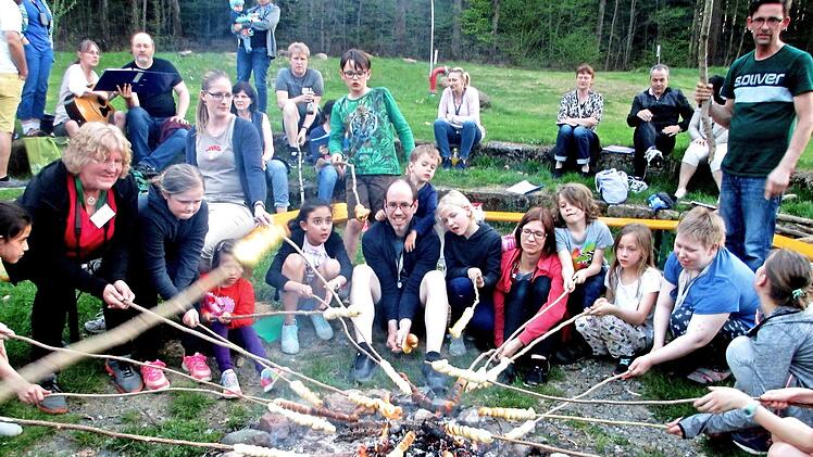 Stockbrot über dem Lagerfeuer zu rösten, das machte allen Teilnehmern des Abenteuerlandes besonderen Spaß. Foto: Günther Geiling