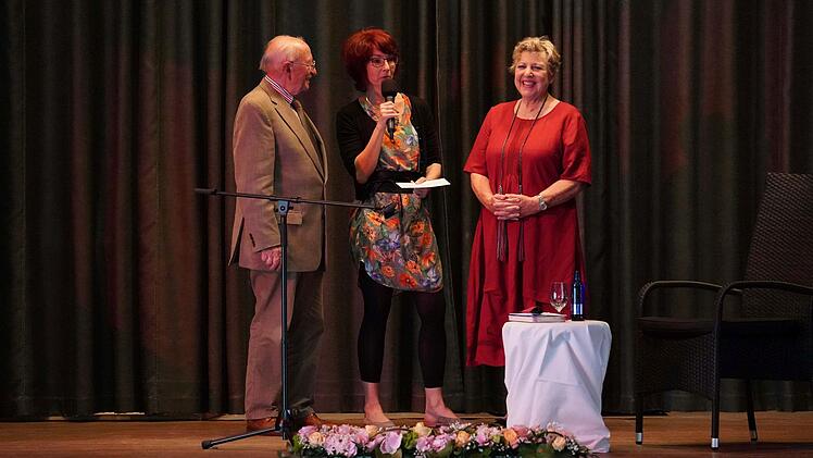 Thomas Fink, Jazzpianist, Corinna Mielke, Kulturredakteurin beim Bayrischen Rundfunk in Nürnberg, und Marie-Luise Marjan (v. l.). Mielke entlockte Marjan Geheimnisse aus der Serie, z. B. wie es zur Scheidung von "Mutter Beimer" kam.  Foto: Frank Türpitz