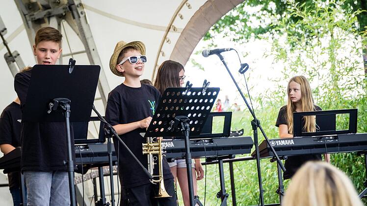 Die Bandklassen an der Gottfried-Neukam-Mittelschule "Bass(t) scho!" und "Crazy Frogs" sowie die Schulband "No Name" begeisterten ihr Publikum beim Festival "rock.im.puls - Bandklassen on stage". Foto: privat