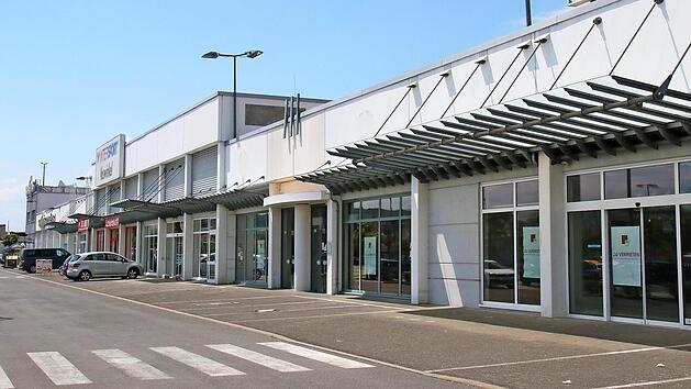 Diese Halle am Laubanger 14 steht bald gr&ouml;&szlig;tenteils leer, wenn Intersport Voswinkel zumacht. Eine Tristesse, die im Gewerbegebiet Seltenheitswert besitzt.  Foto: Sebastian Schanz