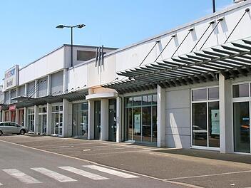 Diese Halle am Laubanger 14 steht bald größtenteils leer, wenn Intersport Voswinkel zumacht. Eine Tristesse, die im Gewerbegebiet Seltenheitswert besitzt.  Foto: Sebastian Schanz