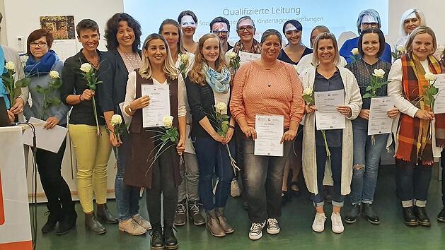 Nach 28 Tagen mit 225 Unterrichtseinheiten bekamen die Pr&uuml;flinge ihr Zertifikat. Foto: privat