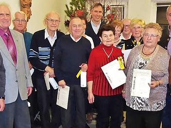 Mit Urkunden und Nadeln wurden Frauen und M&auml;nner ausgezeichnet, die dem Gartenhobbyverein Altenkunstadt seit 40 Jahren die Treue halten.