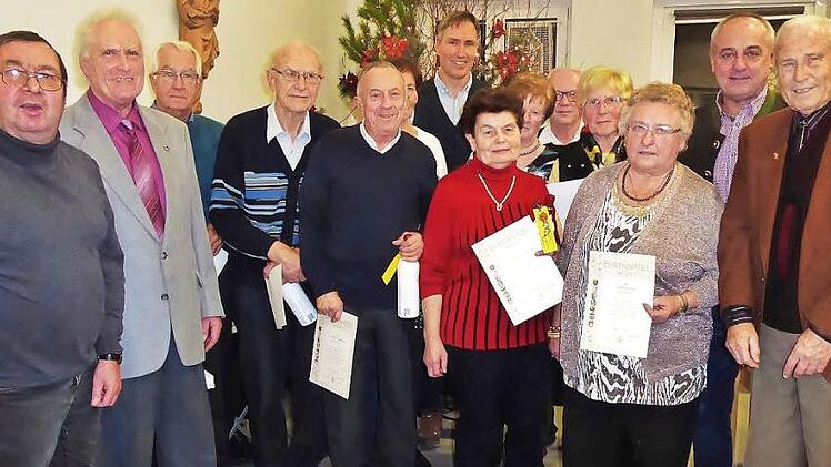 Mit Urkunden und Nadeln wurden Frauen und M&auml;nner ausgezeichnet, die dem Gartenhobbyverein Altenkunstadt seit 40 Jahren die Treue halten.