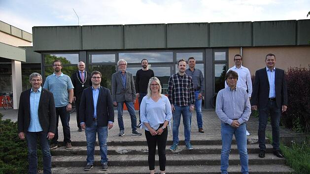 Elf neue Stadtr&auml;te wurden am Dienstag im "Haus des Gastes" vereidigt. Unser Bild zeigt von links:  Walter Dietz, Florian Berwind, B&uuml;rgermeister Wolfgang Borst, Christian B&uuml;hler, Konrad Spiegel, Daniel Beyer, Britta Lutz, Ulrich Goschenhofer, Peter Troll, Alexander H&auml;pp, Jens Weinkauf und Hans-Werner Ulrich.