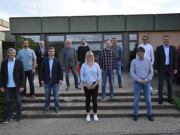 Elf neue Stadträte wurden am Dienstag im "Haus des Gastes" vereidigt. Unser Bild zeigt von links:  Walter Dietz, Florian Berwind, Bürgermeister Wolfgang Borst, Christian Bühler, Konrad Spiegel, Daniel Beyer, Britta Lutz, Ulrich Goschenhofer, Peter Troll, Alexander Häpp, Jens Weinkauf und Hans-Werner Ulrich.