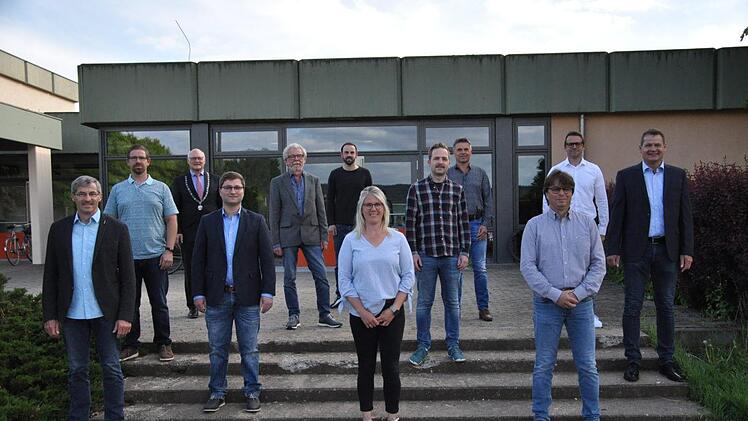 Elf neue Stadträte wurden am Dienstag im "Haus des Gastes" vereidigt. Unser Bild zeigt von links:  Walter Dietz, Florian Berwind, Bürgermeister Wolfgang Borst, Christian Bühler, Konrad Spiegel, Daniel Beyer, Britta Lutz, Ulrich Goschenhofer, Peter Troll, Alexander Häpp, Jens Weinkauf und Hans-Werner Ulrich.