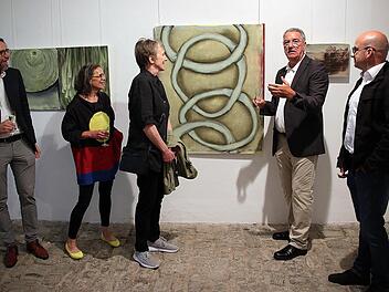 Die Ausstellung "Art Münnerstadt" mit Kunstwerken von Studiengenossinnen und -genossen wurde im Deutschordensschloss eröffnet. Unser Bild zeigt (von links) Museumsleiter Nicolas Zenzen, die beiden Künstlerinnen Mia Hochrein und Gudrun Emmert, Paul...