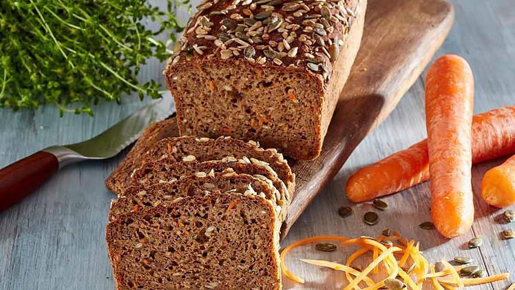 Dieses saftige Karottenbrot darf bei deinem Osterfrühstück nicht fehlen.