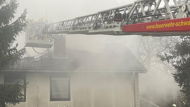 Schwabach: Blitz schlägt in Dach - Wohnhaus in Brand