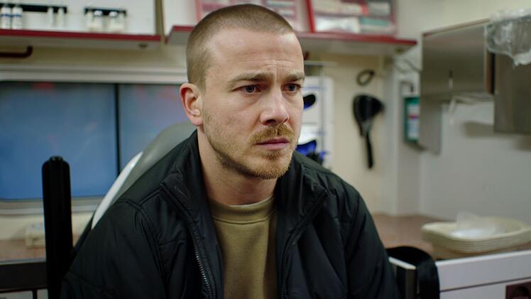 Micha (Albrecht Schuch) hat Angst, seine professionelle Distanz gegen&uuml;ber Benni zu verlieren.