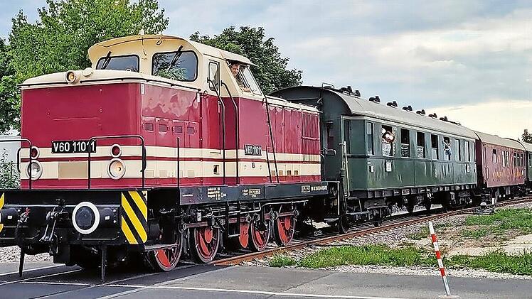 Die Diesellok V60 11011 startet am Betriebsgelände Nürnberg-Nordost und fährt im Rahmen einer Ausnahmegenehmigung des Eisenbahn-Bundesamtes auf dem Reststück der alten Ringbahn.