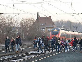 Gestern früh verteilten sich die Zugfahrer am Zapfendorfer Bahnhof recht ordentlich auf die drei Züge, die um sieben Uhr in Richtung Bamberg abgehen. Im Bild die Situation beim ersten um 6.53 Uhr. Foto: Ronald Rinklef