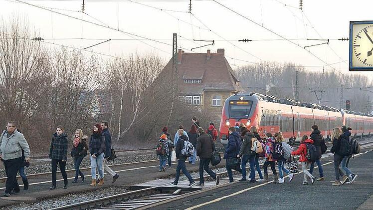 Gestern früh verteilten sich die Zugfahrer am Zapfendorfer Bahnhof recht ordentlich auf die drei Züge, die um sieben Uhr in Richtung Bamberg abgehen. Im Bild die Situation beim ersten um 6.53 Uhr. Foto: Ronald Rinklef