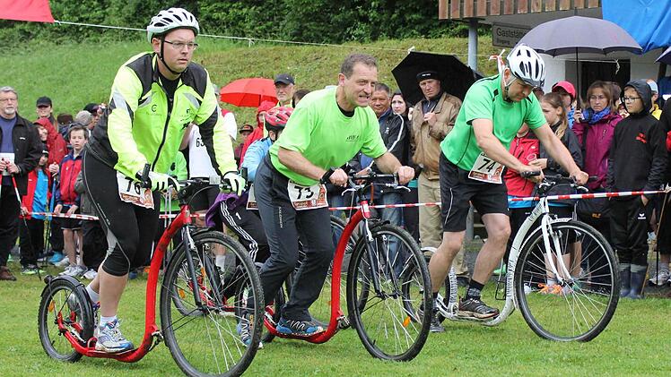 Erstmals waren beim Wässernachlauf auch vier Teilnehmer mit einem Kickbike dabei. Die Gruppe aus Ebern mit "Kapitän" Stefan Geng (Mitte) startete kurz vor dem Wettlauf.