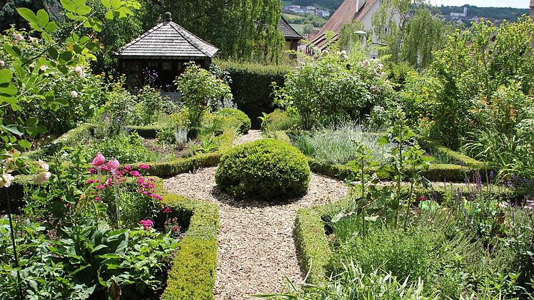 Der Bauerngarten mit dem englischen Teehaus im Hintergrund. Foto: Michael Schulbert