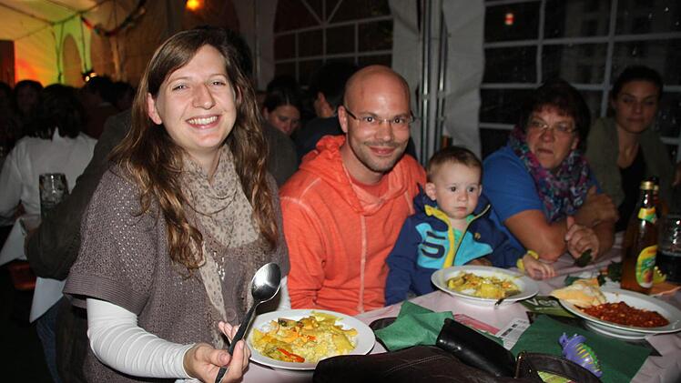 Melanie und Franz Lauer mit Söhnchen Constantin genossen das Gemüse-Curry.