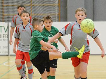 Sportlich in den Weihnachtsferien: Unser Bild aus dem U-11-Finale zeigt den Hausener Kevin Freund (rechts) und den Herschfelder Christoph Petri (vorne) in Aktion.  Foto: ssp