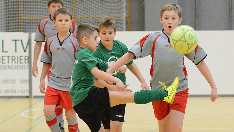 Sportlich in den Weihnachtsferien: Unser Bild aus dem U-11-Finale zeigt den Hausener Kevin Freund (rechts) und den Herschfelder Christoph Petri (vorne) in Aktion.  Foto: ssp