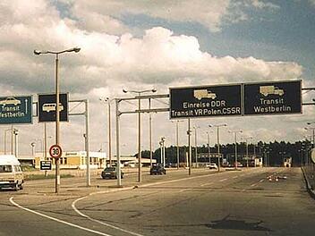 Über die extrem gesicherten Grenzübergänge ist der Kulmbacher Toni Eschenbacher in die DDR eingereist, um seinen Brieffreund zu treffen. Dass sie beide von der Stasi überwacht werden, ist ihnen immer bewusst gewesen.  Foto: Günter Mach (†)