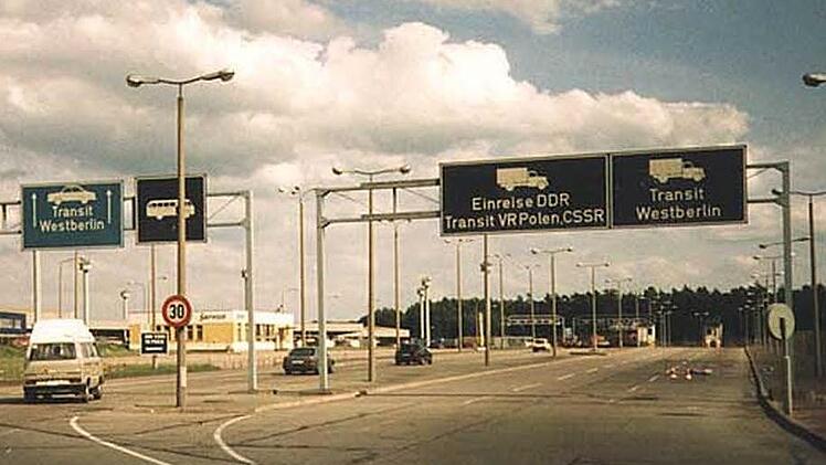 Über die extrem gesicherten Grenzübergänge ist der Kulmbacher Toni Eschenbacher in die DDR eingereist, um seinen Brieffreund zu treffen. Dass sie beide von der Stasi überwacht werden, ist ihnen immer bewusst gewesen.  Foto: Günter Mach (†)