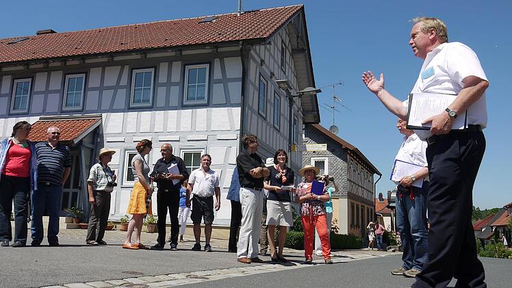 Auf der Hauptstraße. Foto: Berthold Köhler