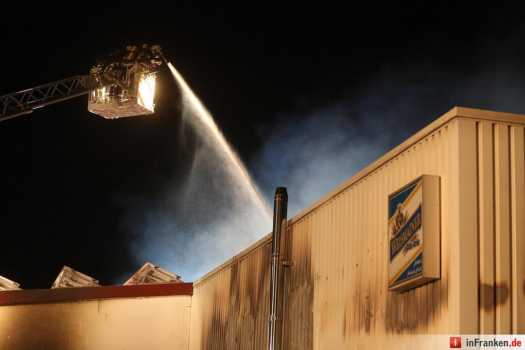 Grossbrand nach Explosion auf Indoor-Kartbahn Foto: News5/Herse