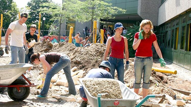 2005 begann die Neugestaltung des Schulhofs. Auch viele Schüler schwitzten bei der Arbeit. Die hat sich gelohnt: Das Herzogenauracher Gymnasium wurde prämiert. Foto: FT-Archiv