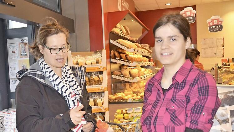 Bei den mundgerechten Apfelstückchen greift Kundin Sandra Schlereth (links) gerne zu. Gereicht werden sie von Carina Gundelach, die Auszubildende im Rhöncenter Burkardroth ist und erst vor Kurzem bei der Apfelernte dabei war. Foto: Kathrin Kupka-Hahn