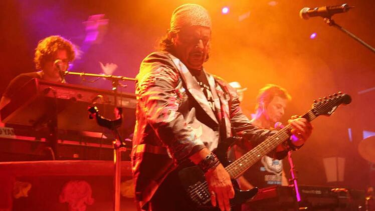 "Das Böse ist immer und überall" singt die österreichische Band EAV (Erste Allgemeine Verunsicherung); hier Gitarrist Thomas Spitzer.  Foto: Evi Seeger