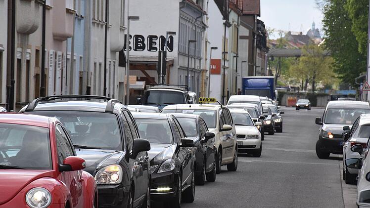 Am Montag staute sich der Verkehr in der Jäckstraße.  Foto: Ronald Rinklef